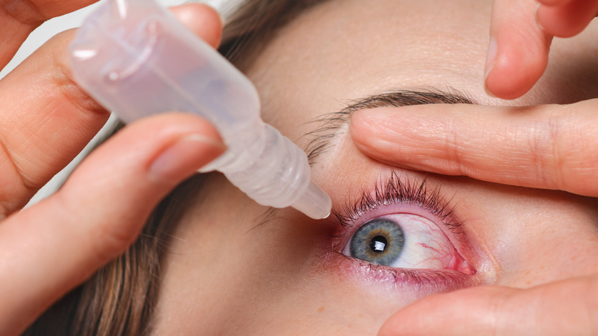 Aplicação de colírio durante exame oftalmológico para avaliação de catarata ou glaucoma